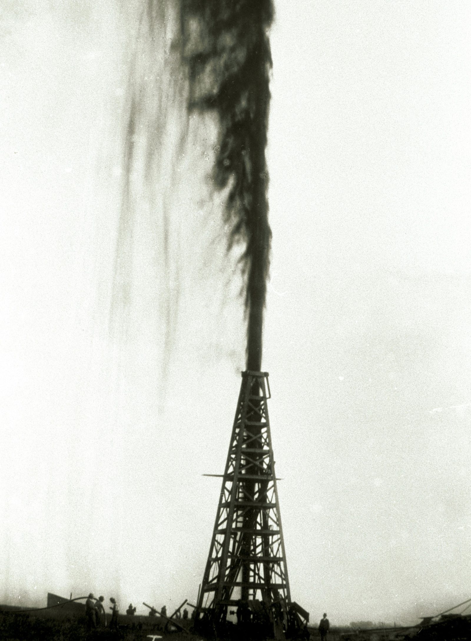 The Lucas Gusher blowing at Spindletop Hill, Texas, January 10, 1901 — the discovery that launched the modern American oil industry